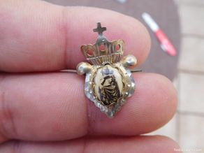 Antiguidades: Broche antiguo de plata dorada virgen a identificar